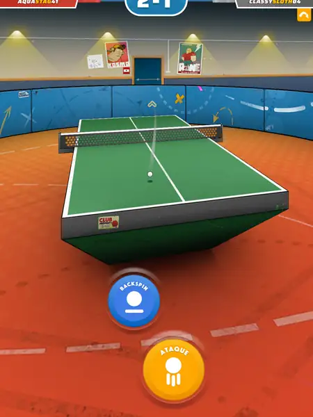 Mesa de ténis de mesa num pátio urbano no jogo Ping Pong Squad